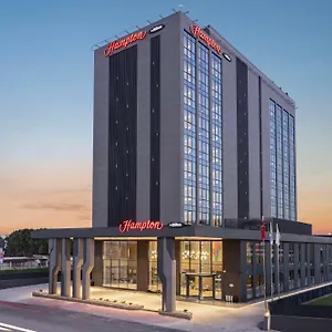 Hampton By Hilton Airport فندق